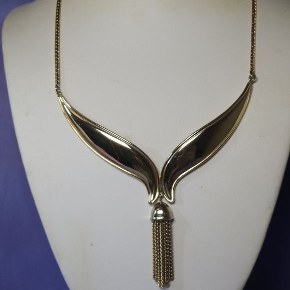 Vintage Avon Gold Tone Chain Tassel Necklace - Picture 2 of 11